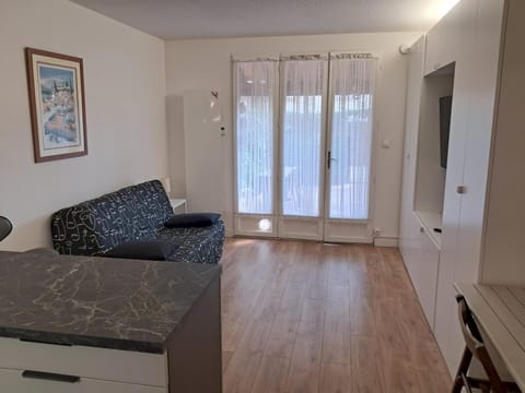 Bed, Living room, Bedroom