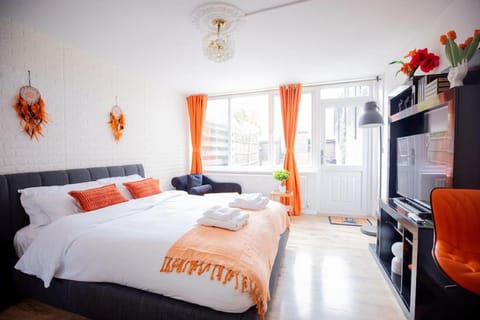 Communal lounge/ TV room, Bed, Living room, Photo of the whole room, Seating area