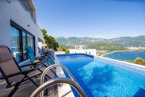 Day, Natural landscape, View (from property/room), Balcony/Terrace, Mountain view, Pool view, Swimming pool, sunbed