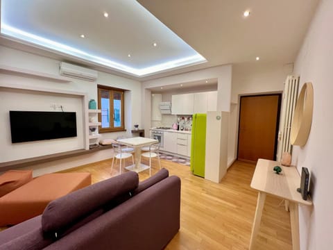 Communal lounge/ TV room, TV and multimedia, Kitchen or kitchenette, Living room, Seating area, internet, oven