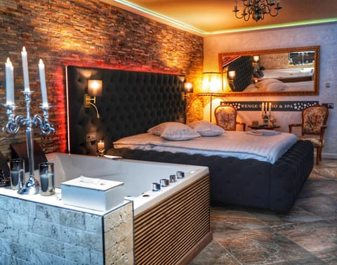 Bed, Hot Tub, Photo of the whole room, Bedroom, Bath, towels