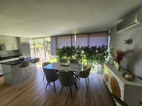 Kitchen or kitchenette, Seating area, Dining area