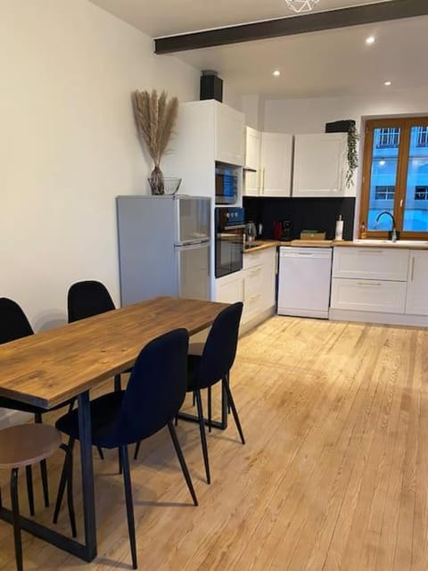 Kitchen or kitchenette, Dining area, oven, stove