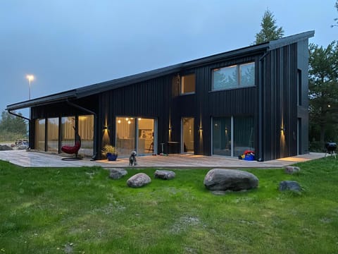 Property building, Spring, Night, Natural landscape, Garden, Garden, Balcony/Terrace, Garden view