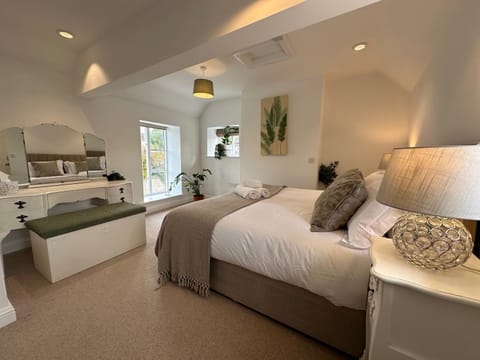 Bed, Living room, Photo of the whole room, Bedroom