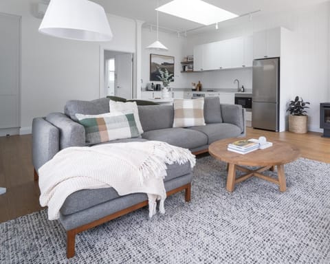 TV and multimedia, Living room, Seating area, internet