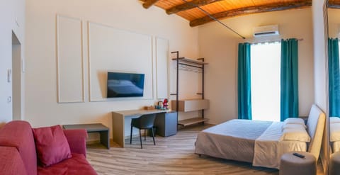 Bed, TV and multimedia, Photo of the whole room, Bedroom