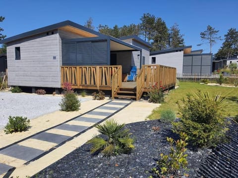 Cottage 4-6 pers-piscine chauffée-150m plage Chalet in Saint-Pair-sur-Mer