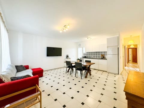 TV and multimedia, Kitchen or kitchenette, Living room, Seating area, Dining area, oven