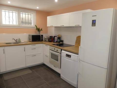 Coffee/tea facilities, Kitchen or kitchenette, dishwasher, microwave, oven, stove, toaster