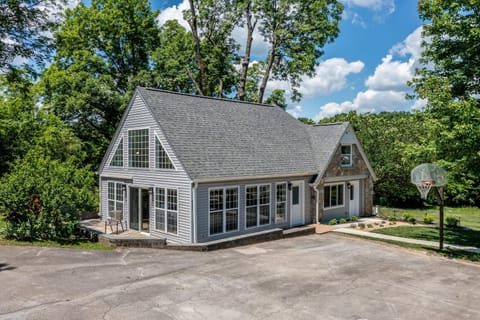 Tranquil Mountain Escape Luxurious 2 Bedroom 2 Bath Cottage on 9 Acres House in Maryville