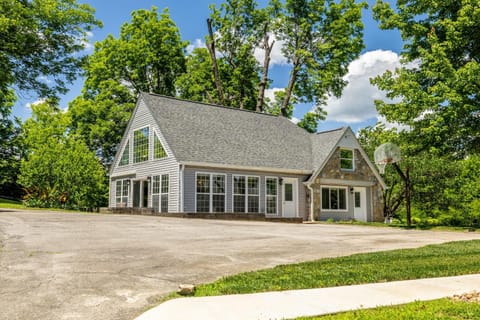 Tranquil Mountain Escape Luxurious 2 Bedroom 2 Bath Cottage on 9 Acres House in Maryville