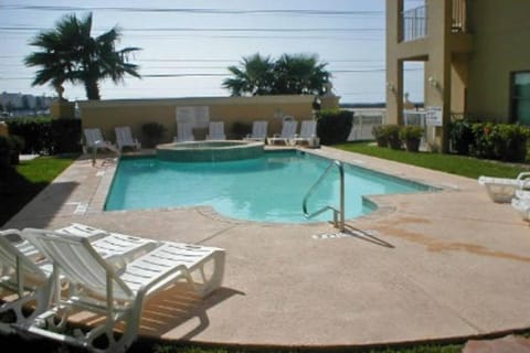 Las Verandas #107 close to Clayton's beach bar Apartment in South Padre Island