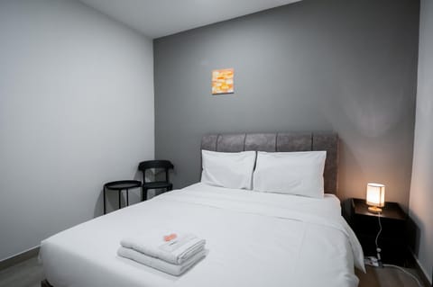 Bed, Photo of the whole room, Bedroom, towels