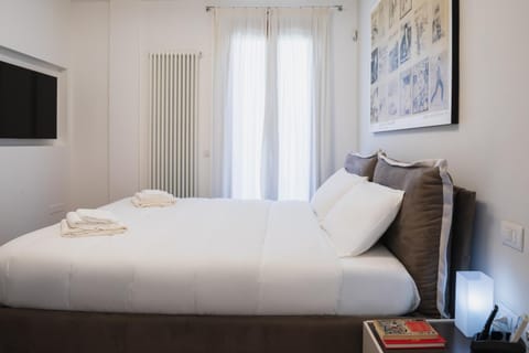 Bed, TV and multimedia, Bedroom