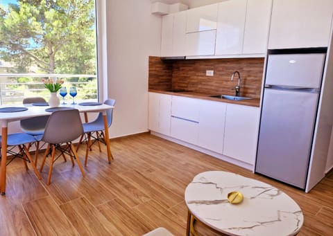 Kitchen or kitchenette, Dining area, stove