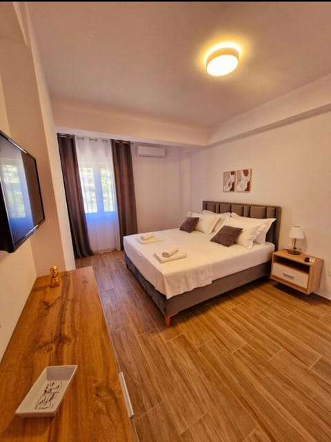 Bed, TV and multimedia, Bedroom