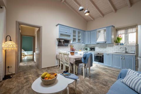 Kitchen or kitchenette, Living room, Food and drinks, Seating area, Dining area