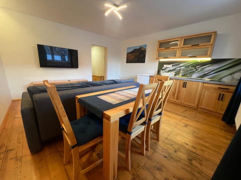 TV and multimedia, Kitchen or kitchenette, Seating area