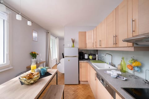 Kitchen or kitchenette, dishwasher