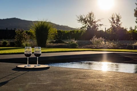 Luxury Villa Year-Round Heated Pool Hot Tub Fire Pit Lawn Villa in Kenwood