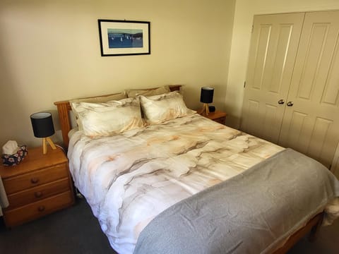 Bed, Photo of the whole room, Bedroom, wardrobe, Internal: Not applicable to any particular room