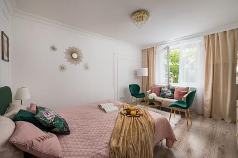 Bed, Living room, Photo of the whole room, Seating area, Bedroom