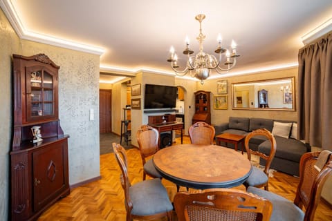 TV and multimedia, Living room, Seating area, Dining area