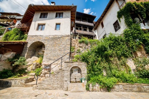 Property building, Facade/entrance, Day, Landmark view