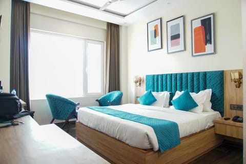 Bed, Living room, Photo of the whole room, Seating area, Bedroom