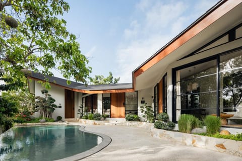 Property building, Day, Garden, Garden view, Pool view, Swimming pool