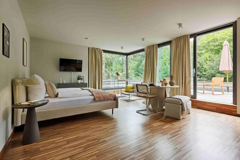 Bed, TV and multimedia, Living room, Photo of the whole room, Seating area, Bedroom