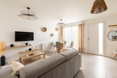 Communal lounge/ TV room, TV and multimedia, Living room, Seating area, Dining area