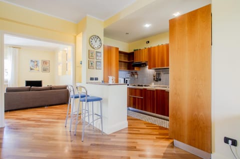 Kitchen or kitchenette, Seating area