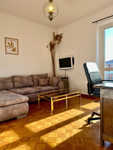 Communal lounge/ TV room, TV and multimedia, Living room, Seating area, Evening entertainment