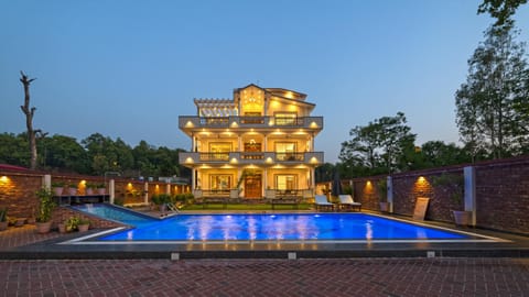 Property building, Day, Garden, View (from property/room), Garden view, Pool view, Swimming pool, sunbed