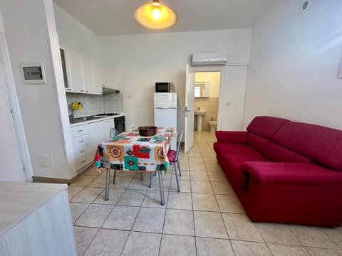 Kitchen or kitchenette, Living room, Seating area, Dining area, oven, stove