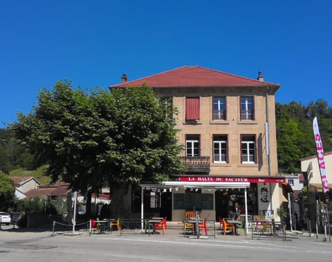 Property building, Restaurant/places to eat, Breakfast, Parking