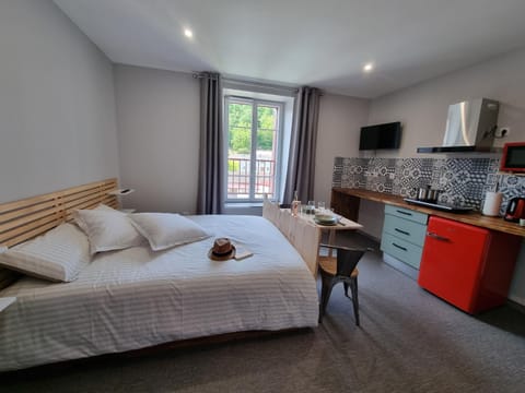 Property building, Restaurant/places to eat, Bed, Garden, TV and multimedia, Kitchen or kitchenette, Photo of the whole room, Dining area, Bedroom, Breakfast, Parking, stove