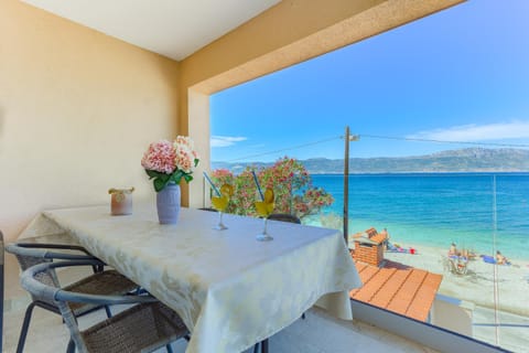 View (from property/room), Balcony/Terrace, Dining area, Sea view