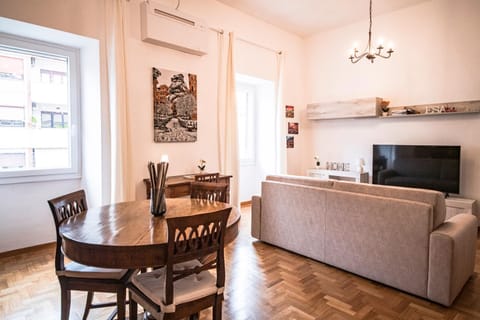 TV and multimedia, Living room, Seating area, Dining area