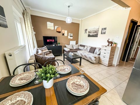 Kitchen or kitchenette, Living room, Seating area, Dining area, flat iron