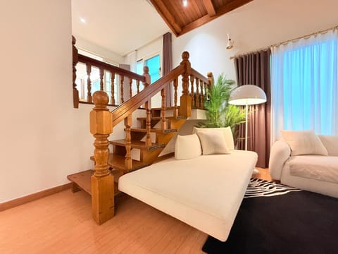 Living room, Photo of the whole room, Seating area