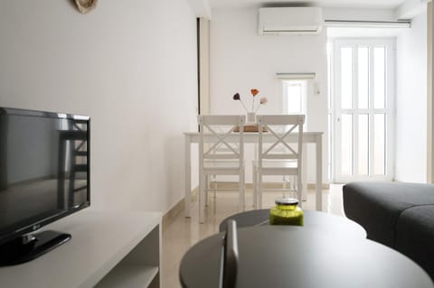 TV and multimedia, Living room, Seating area, Dining area, air conditioner