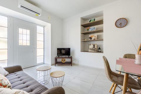 Communal lounge/ TV room, TV and multimedia, Living room, Seating area, Dining area, Evening entertainment, air conditioner