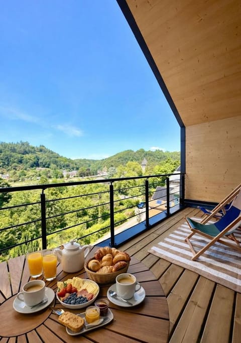 Patio, Day, Natural landscape, View (from property/room), Balcony/Terrace, Dining area, Garden view, Landmark view, River view, Quiet street view