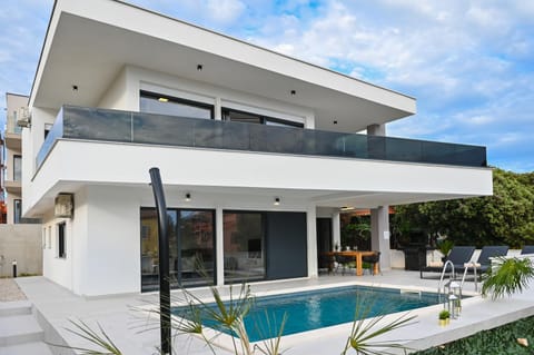 Property building, Swimming pool, Swimming pool