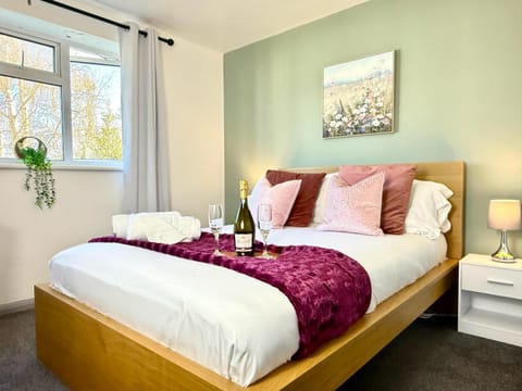 Bed, Photo of the whole room, Bedroom, towels