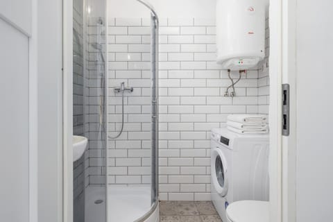 Shower, Toilet, Bathroom, towels, washing machine