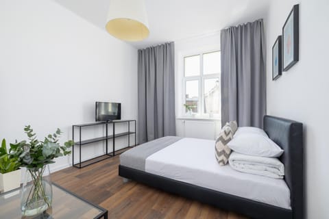 Communal lounge/ TV room, Bed, TV and multimedia, Photo of the whole room, Evening entertainment, Bedroom